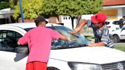 Córdoba impulsa una ley para regular y prohibir a “naranjitas” y limpiavidrios