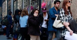 En Argentina, los bajos salarios y la desocupación ya preocupan más que la inflación