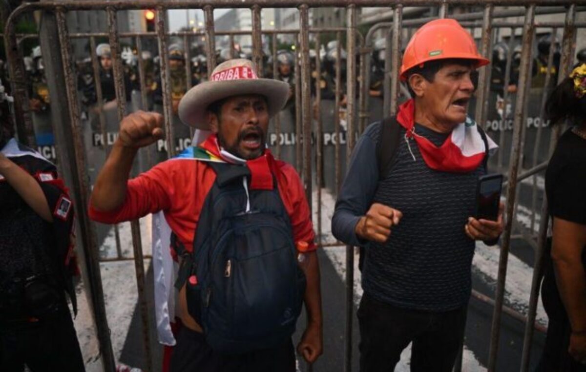 Cómo las crisis políticas llevaron a Perú a tener una «economía zombi» y acabaron con el mito de su crecimiento sin límites