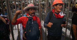 Cómo las crisis políticas llevaron a Perú a tener una «economía zombi» y acabaron con el mito de su crecimiento sin límites