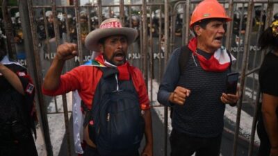 Cómo las crisis políticas llevaron a Perú a tener una «economía zombi» y acabaron con el mito de su crecimiento sin límites