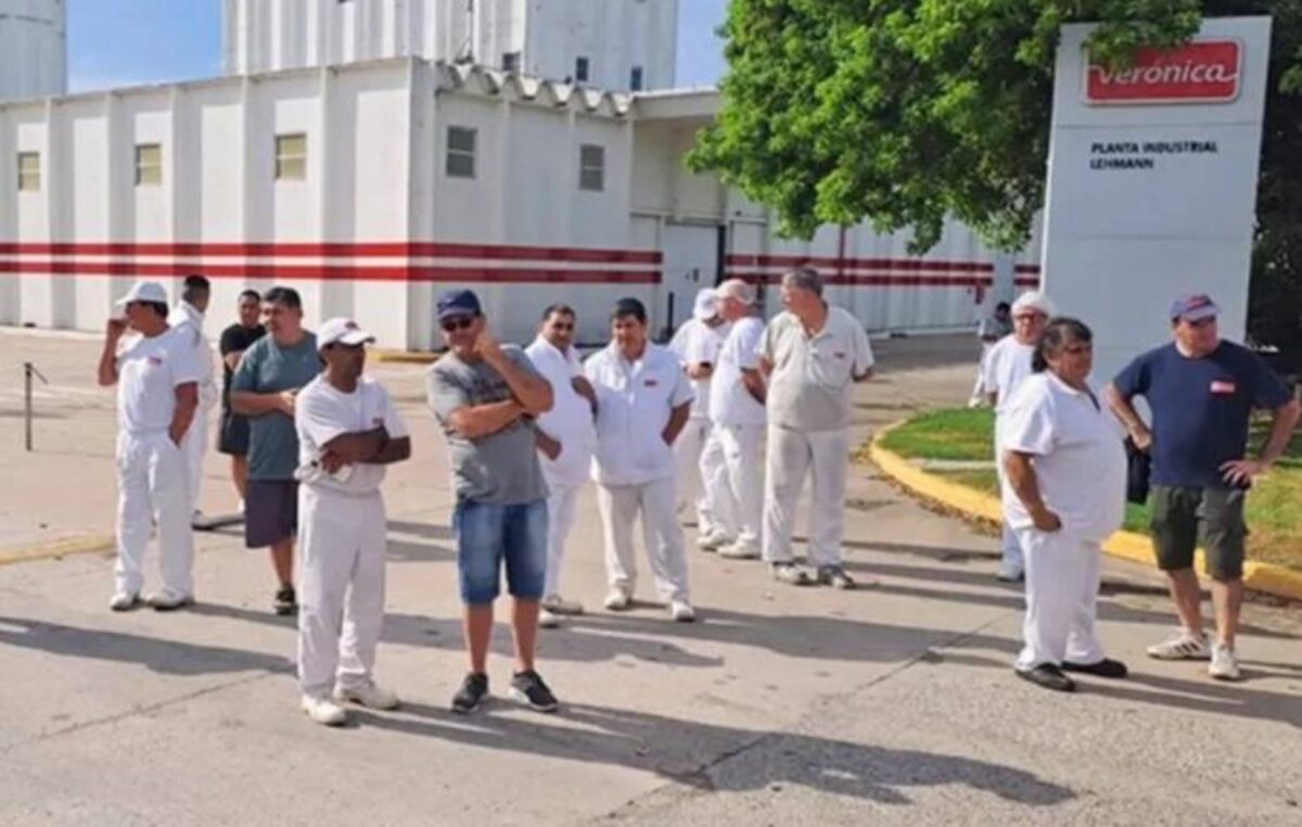 Con 700 familias sin salarios y los dueños ausentes: la doble estrategia que busca destrabar la crisis de Lácteos Verónica