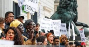 España legaliza a medio millón de migrantes para frenar la exclusión y el trabajo informal