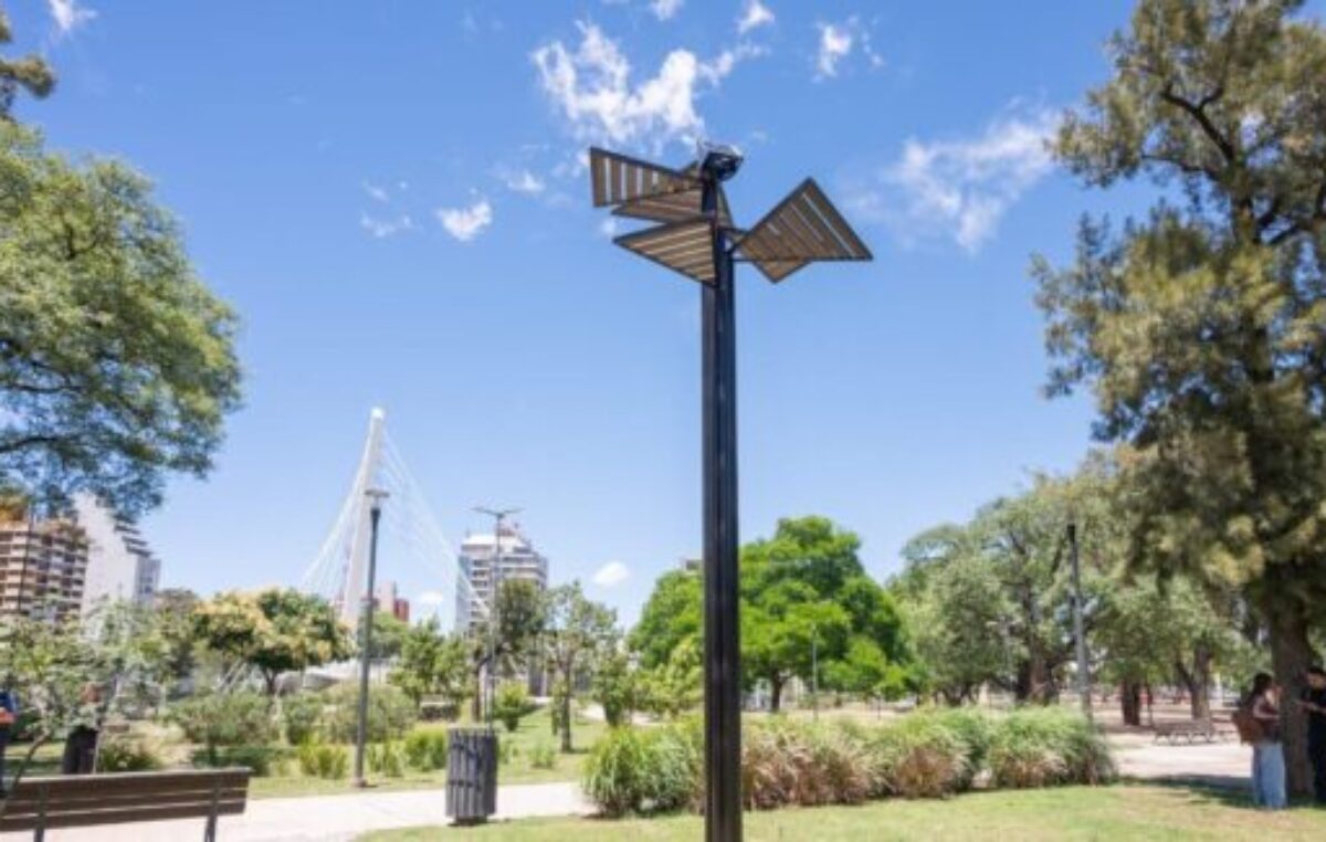 Árbol Solar en el Parque Las Heras-Elisa, Córdoba: sensores que monitorean la calidad del aire, humedad y temperatura