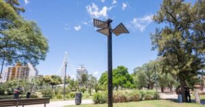 Árbol Solar en el Parque Las Heras-Elisa, Córdoba: sensores que monitorean la calidad del aire, humedad y temperatura