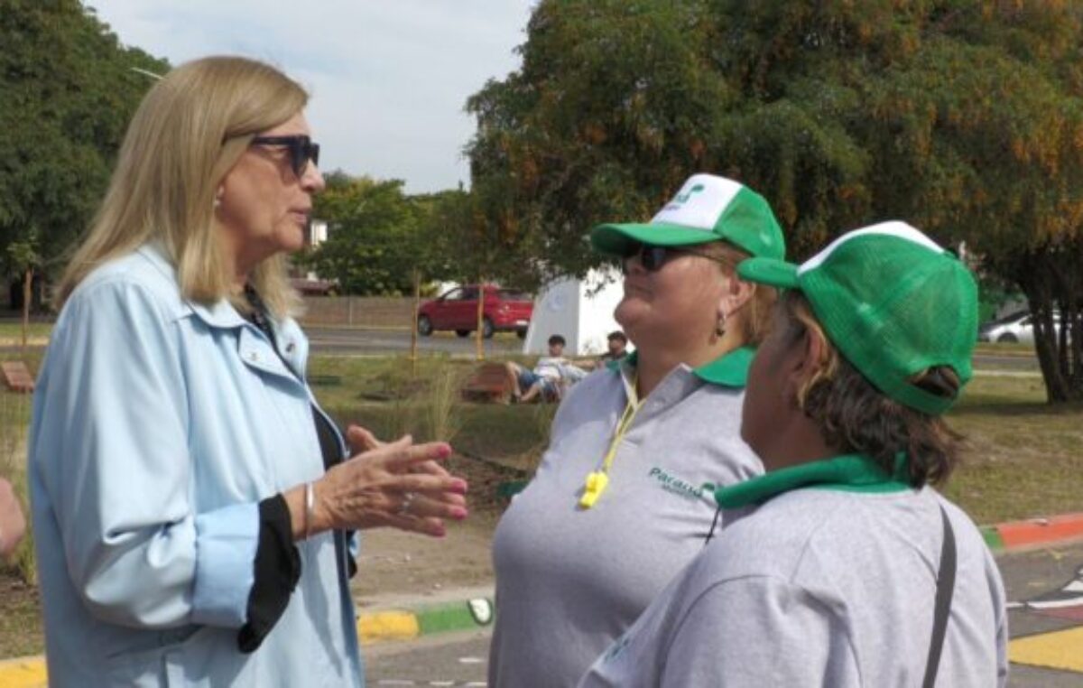 Dos mujeres al cuidado de la Plaza Borges de Paraná