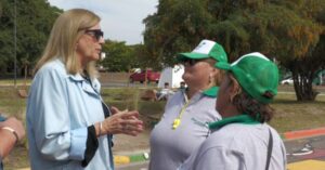 Dos mujeres al cuidado de la Plaza Borges de Paraná