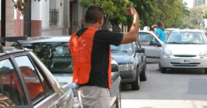 Villa Allende regula a los “naranjitas” con trabajo por cooperativa en playas públicas