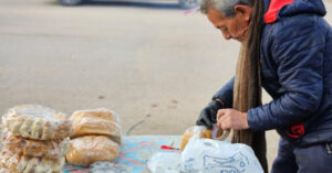 Trabajar después de jubilarse: crece la informalidad entre mayores de 65 y suma presión al mercado laboral