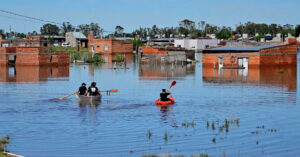 Milei anunció una ayuda millonaria para Bahía Blanca, pero ejecutó menos de la mitad de los fondos