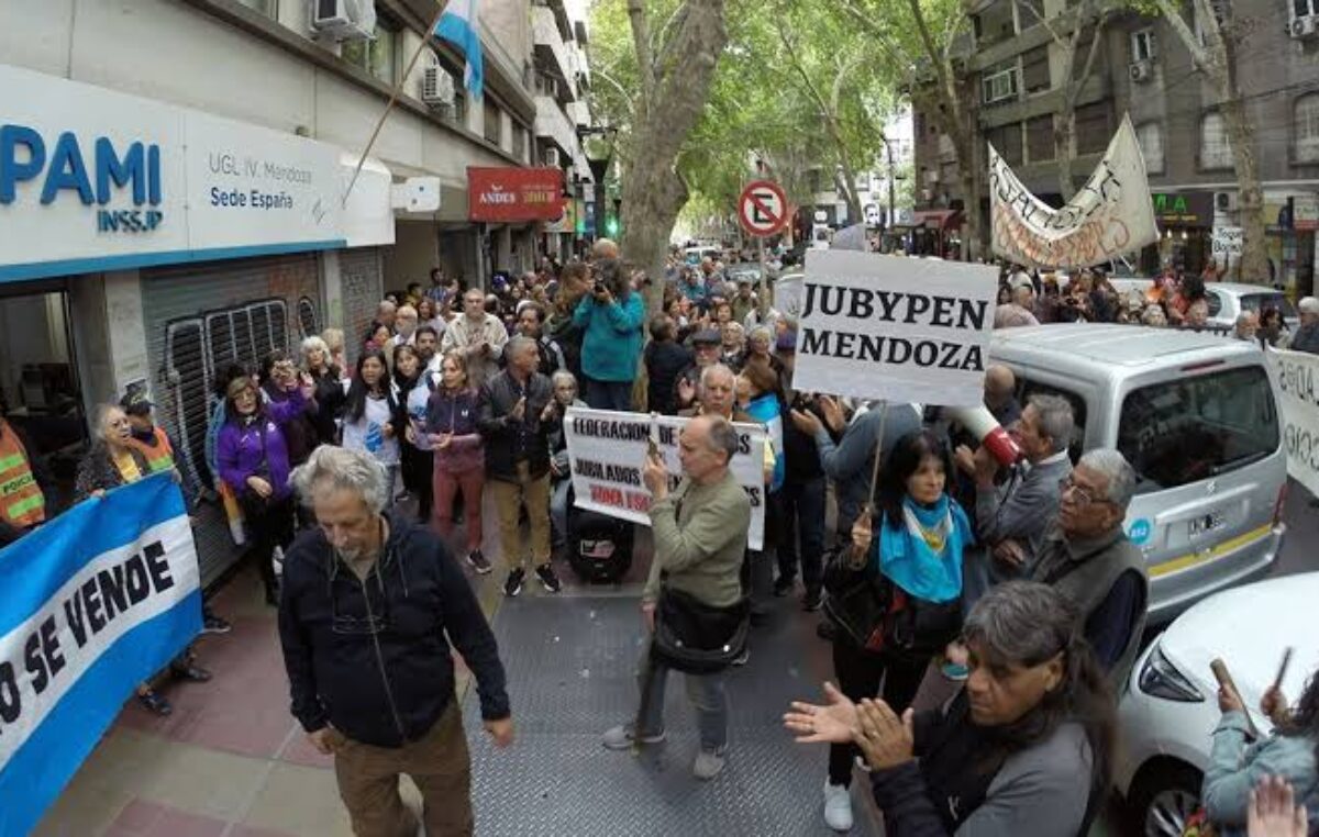 Los jubilados de Mendoza llegaron a la marcha número 135 en reclamo por sus salarios