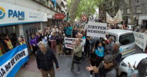 Los jubilados de Mendoza llegaron a la marcha número 135 en reclamo por sus salarios