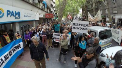Los jubilados de Mendoza llegaron a la marcha número 135 en reclamo por sus salarios