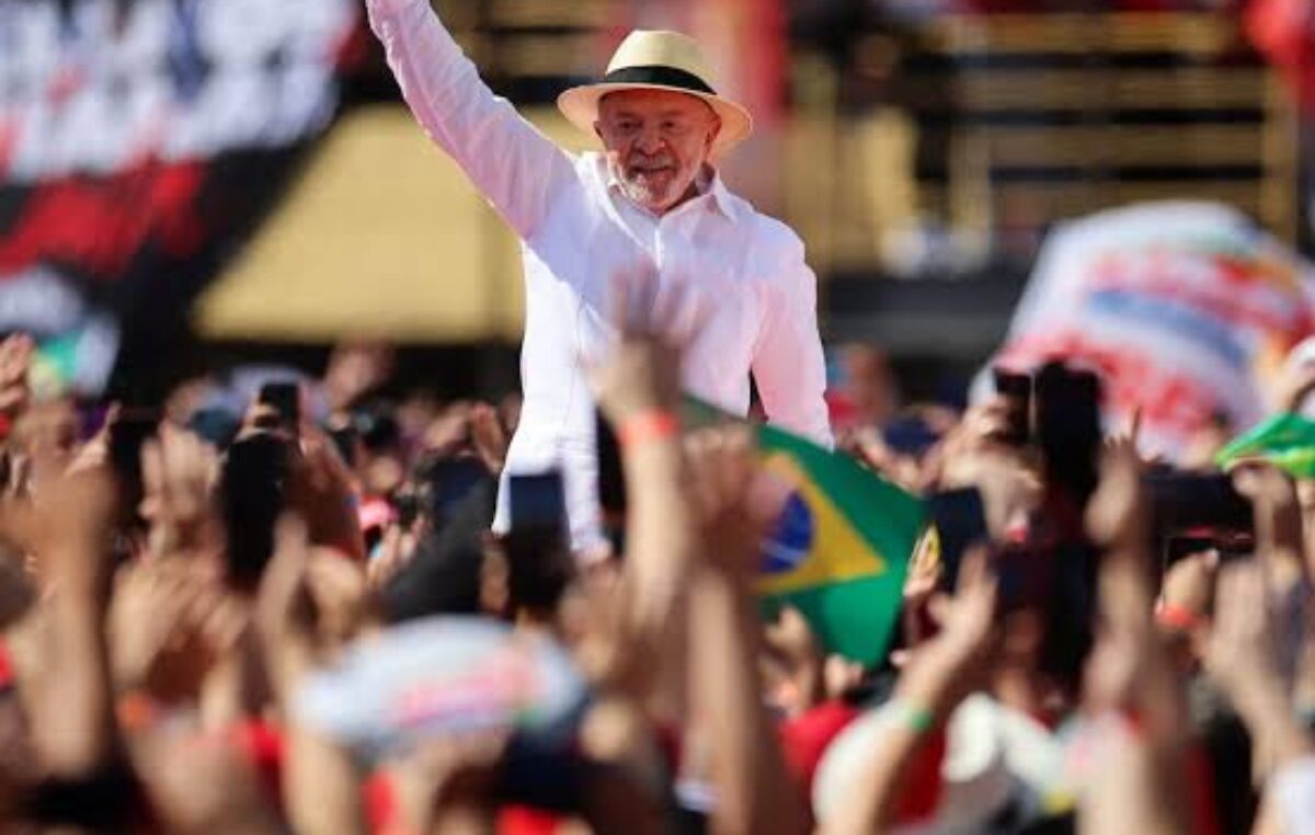 Brasil: Lula amplía la ventaja en la primera vuelta, pero el balotaje sigue abierto