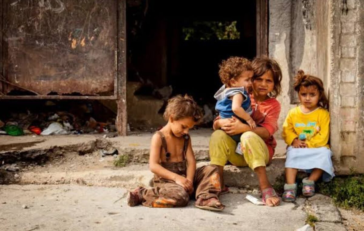 La pobreza pega más fuerte en los dos extremos: niños y jubilados