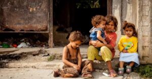 La pobreza pega más fuerte en los dos extremos: niños y jubilados