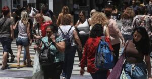 Las mujeres argentinas, cada vez más lejos de Milei
