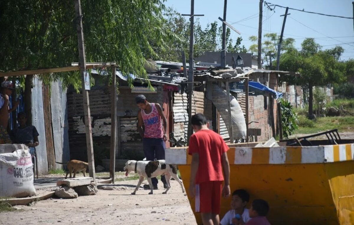 Barrios populares en Santa Fe: 7 de cada 10 hogares no cubren lo básico y el 64% tiene dificultades para acceder a alimentos