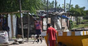 Barrios populares en Santa Fe: 7 de cada 10 hogares no cubren lo básico y el 64% tiene dificultades para acceder a alimentos