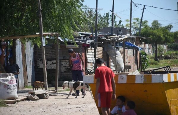 Barrios populares en Santa Fe: 7 de cada 10 hogares no cubren lo básico y el 64% tiene dificultades para acceder a alimentos